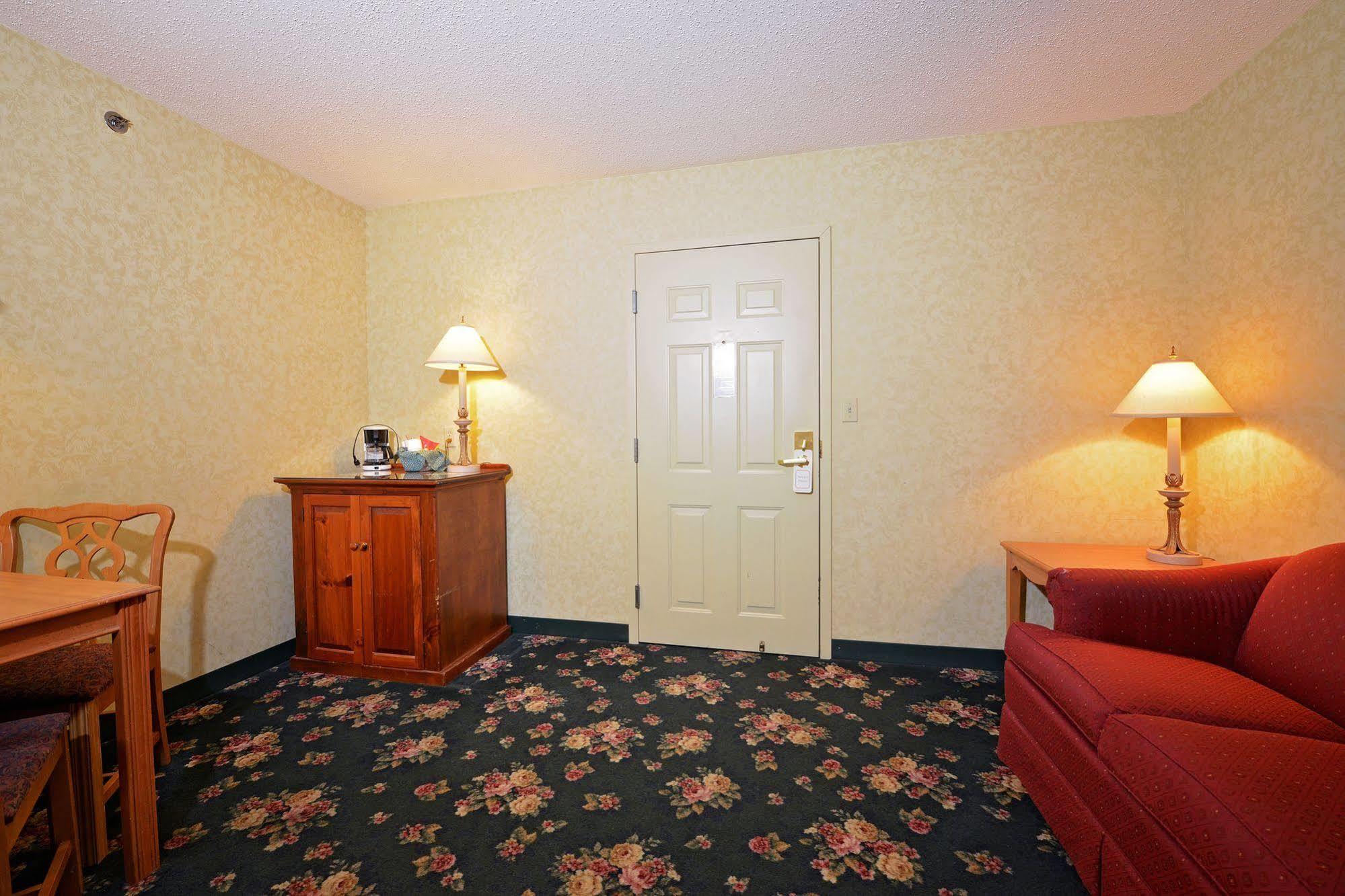 Ourguest Inn & Suites Downtown ポート・クリントン エクステリア 写真