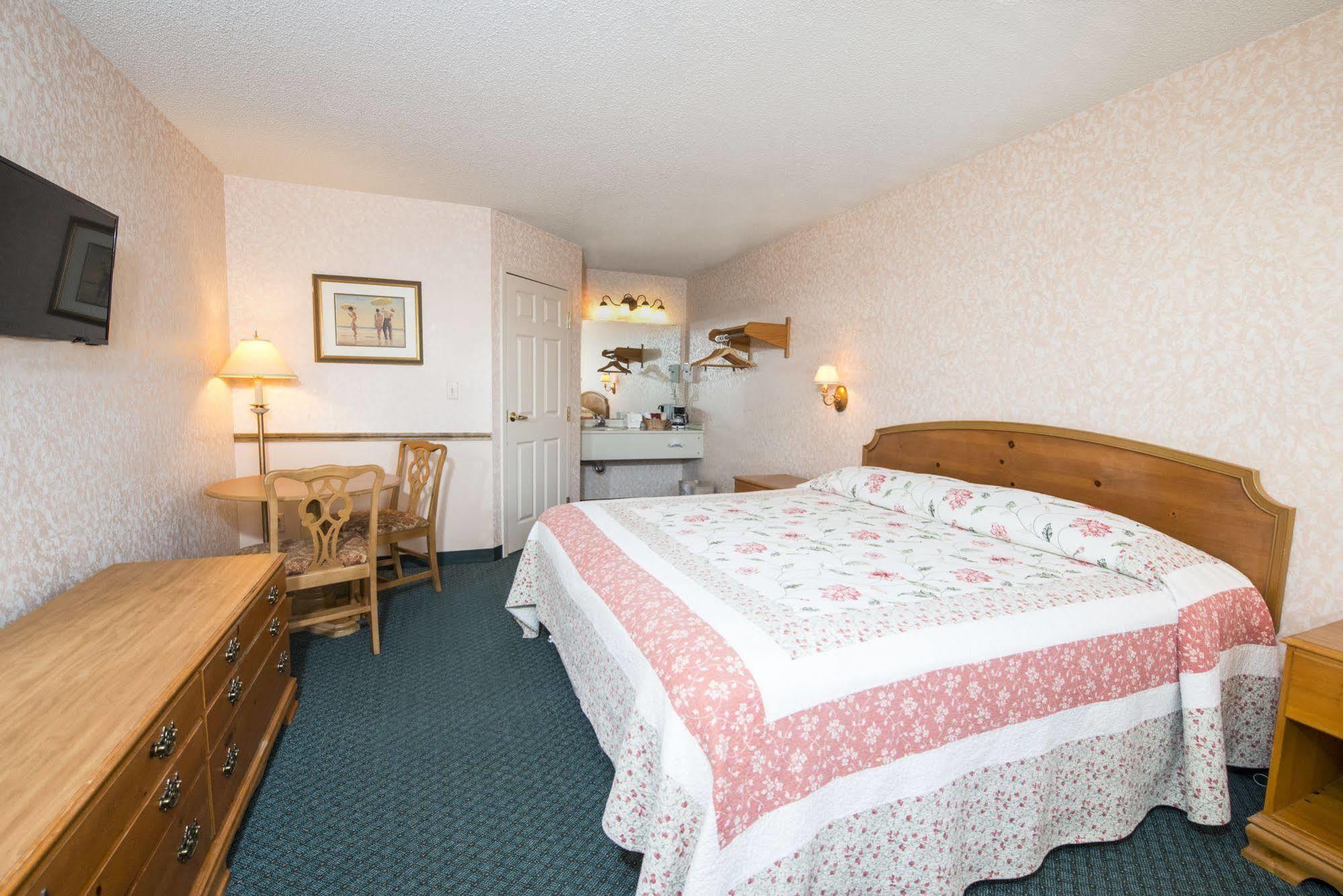 Ourguest Inn & Suites Downtown ポート・クリントン エクステリア 写真