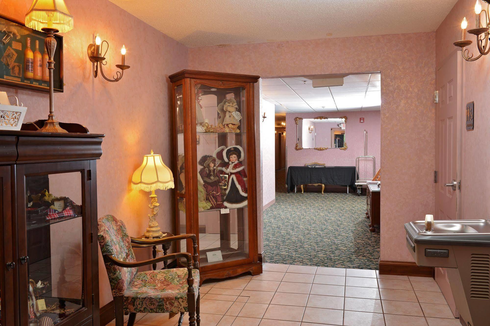Ourguest Inn & Suites Downtown ポート・クリントン エクステリア 写真