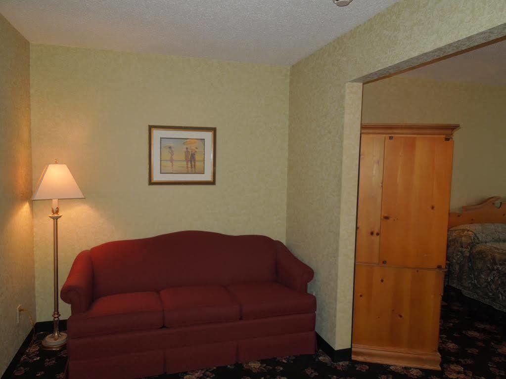 Ourguest Inn & Suites Downtown ポート・クリントン エクステリア 写真