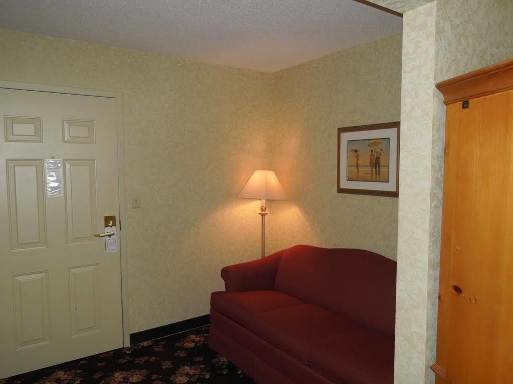 Ourguest Inn & Suites Downtown ポート・クリントン エクステリア 写真